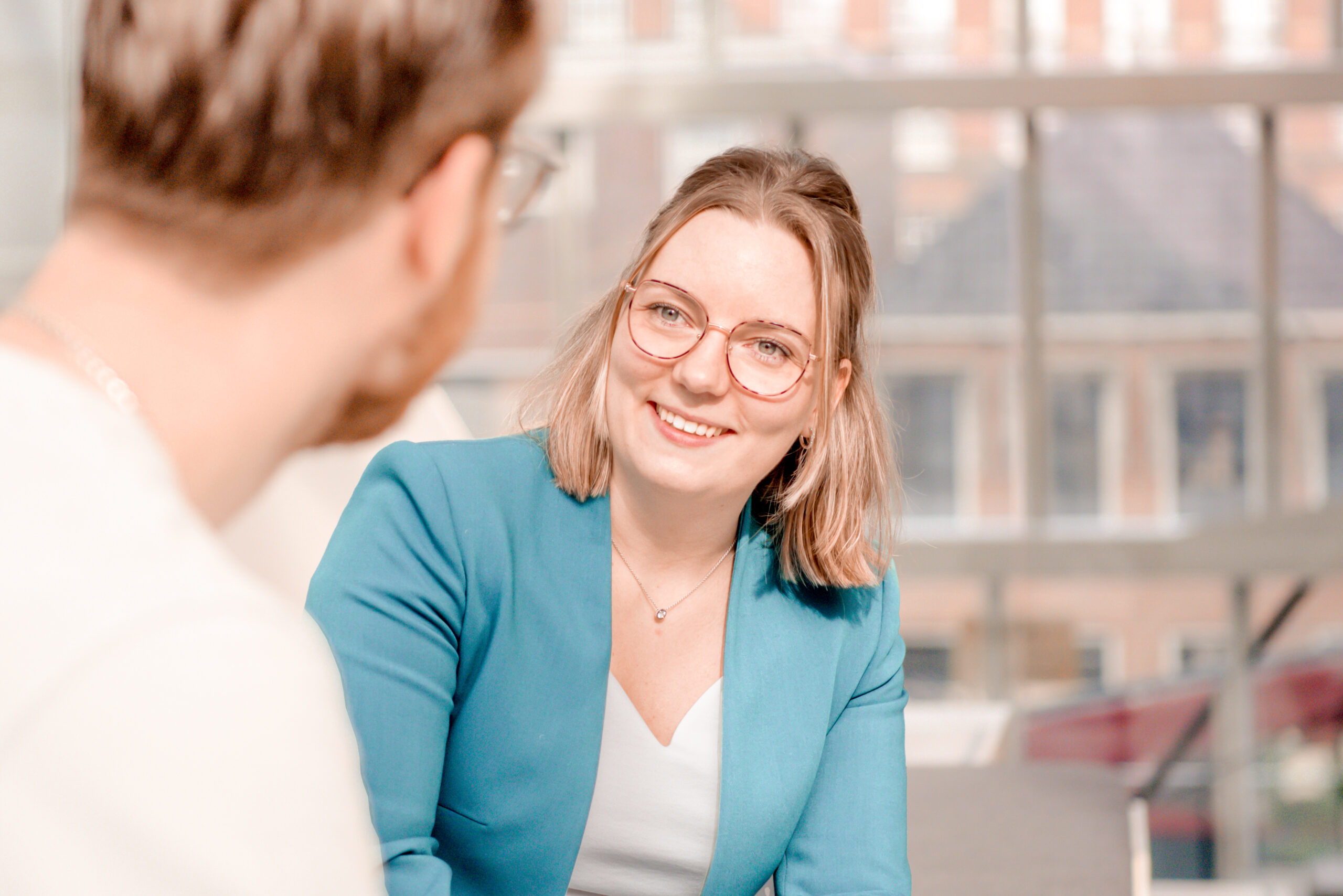 20240303_Inge_04 Eigenaresse For you by Inge in gesprek met een klant