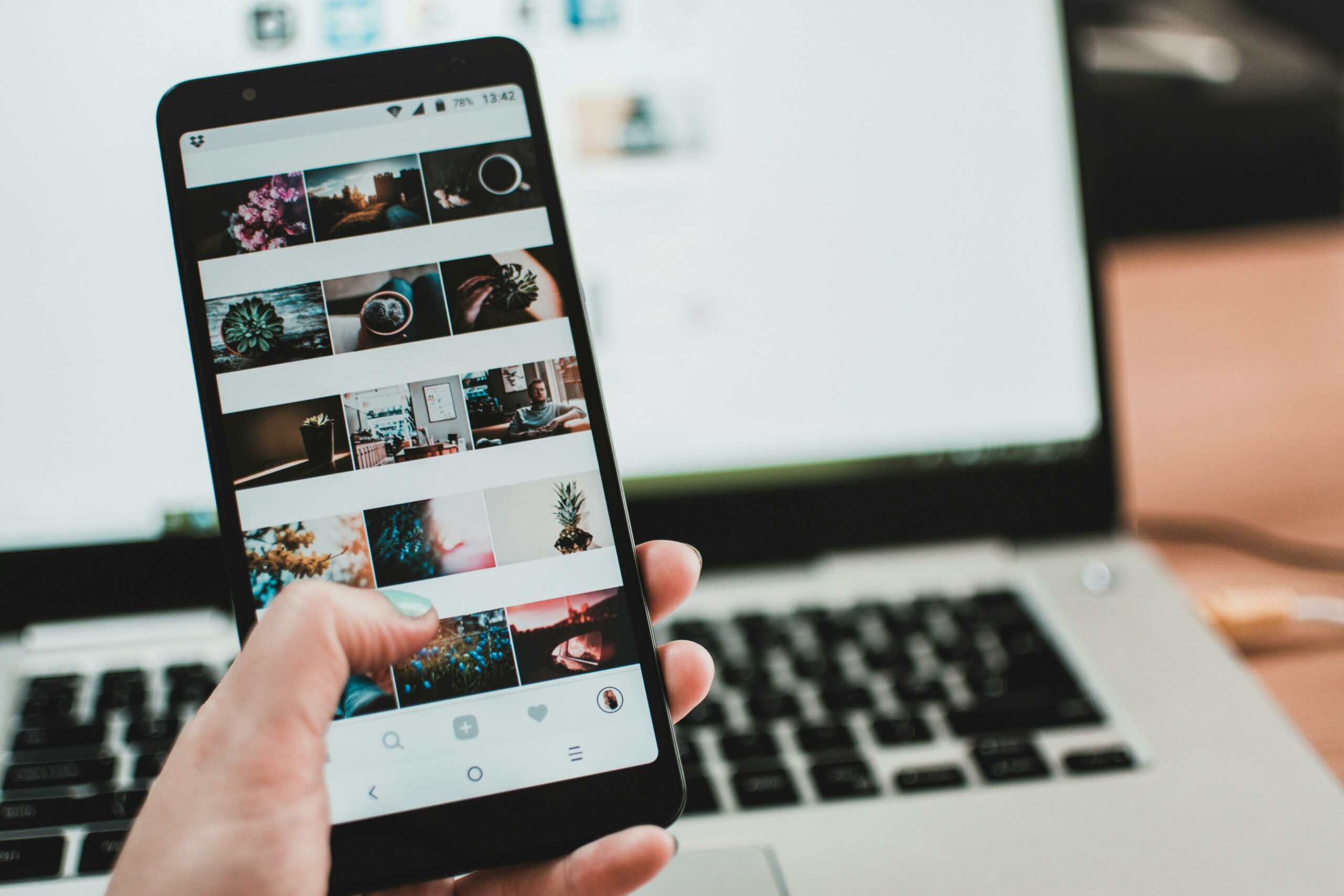 Foto door Lisa Fotios: https://www.pexels.com/nl-nl/foto/persoon-die-midnight-black-samsung-galaxy-s8-vasthoudt-zet-aan-in-de-buurt-van-macbook-pro-1092671/